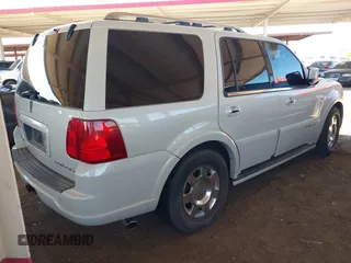 2005 Lincoln Navigator Luxury with VIN 5LMFU28545LJ08551, listed as a IAAI auction lot 42049401 with 160,932 mi miles. Bid and sale history available at carsss.com. Image 4.