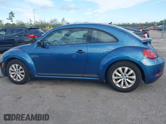 2018 Volkswagen Beetle S z VIN 3VWFD7AT5JM710121, wystawiony jako IAAI lot #41264655 z przebiegiem 37 871 mil mil oraz . Historia ofert i sprzedaży dostępna na DreamBid. Obrazek 14.