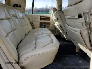 1983 Cadillac Fleetwood z VIN 1G6AB6985D9118799, wystawiony jako Copart lot #49203875 z przebiegiem 5 795 mil mil oraz Nie do naprawy • Non repairable. Historia ofert i sprzedaży dostępna na DreamBid. Obrazek 10.