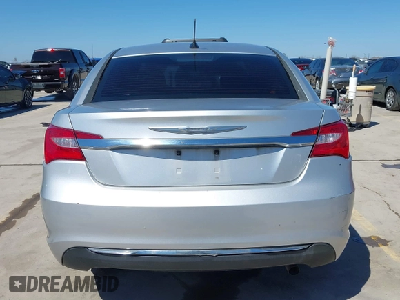 2012 Chrysler 200 Touring z VIN 1C3CCBBB1CN206356, wystawiony jako IAAI lot #41599679 z przebiegiem 286 239 mil mil oraz . Historia ofert i sprzedaży dostępna na DreamBid. Obrazek 17.