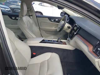 2022 Volvo S60 Momentum z VIN 7JRL12FZ1NG162991, wystawiony jako IAAI lot #42364000 z przebiegiem 69 626 mil mil oraz . Historia ofert i sprzedaży dostępna na DreamBid. Obrazek 5.