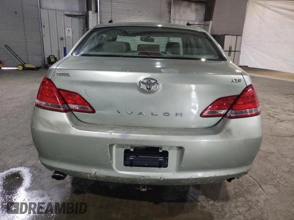 2006 Toyota Avalon XL z VIN 4T1BK36B46U090893, wystawiony jako Copart lot #60064325 z przebiegiem 142 546 mil mil oraz Czysty tytuł • Clean title. Historia ofert i sprzedaży dostępna na DreamBid. Obrazek 6.