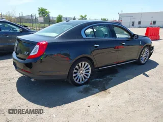 2013 Lincoln MKS z VIN 1LNHL9EK3DG617815, wystawiony jako IAAI lot #42239784 z przebiegiem 122 589 mil mil oraz . Historia ofert i sprzedaży dostępna na DreamBid. Obrazek 4.