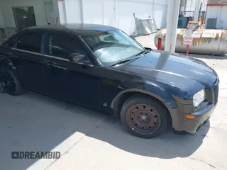2008 Chrysler 300 с VIN 2C3LA33G68H172758, выставлен на аукционе IAAI как лот 42712758 с пробегом 318 906 миль миль и . История ставок и продаж доступна на DreamBid. Изображение 1.