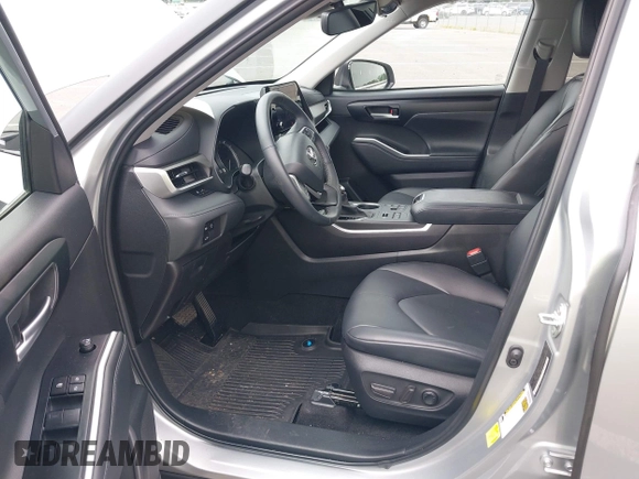 2024 Toyota Highlander LE with VIN 5TDKDRBH6RS532755, listed as a IAAI auction lot 42368462 with 8,337 mi miles and . Bid and sale history available at DreamBid. Image 5.