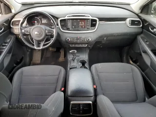 2017 Kia Sorento LX z VIN 5XYPGDA33HG333664, wystawiony jako Copart lot #59619905 z przebiegiem 76 439 mil mil oraz Szkoda całkowita • Salvage title. Historia ofert i sprzedaży dostępna na DreamBid. Obrazek 8.