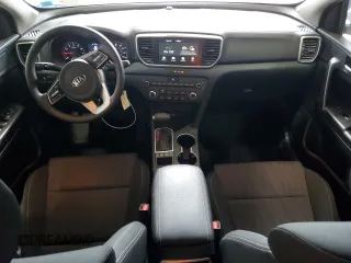 2022 Kia Sportage LX z VIN KNDPMCAC8N7983117, wystawiony jako Copart lot #56585455 z przebiegiem 33 239 mil mil oraz Szkoda całkowita • Salvage title. Historia ofert i sprzedaży dostępna na DreamBid. Obrazek 8.