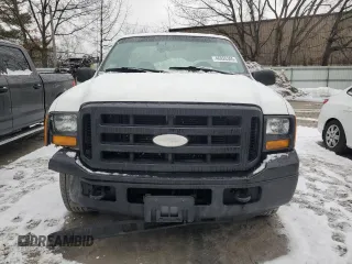 2007 Ford F-250 XL z VIN 1FTNF20597EA22927, wystawiony jako Copart lot #46926365 z przebiegiem 175 976 mil mil oraz Czysty tytuł • Clean title. Historia ofert i sprzedaży dostępna na DreamBid. Obrazek 5.