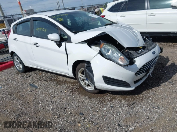 2018 Ford Fiesta SE z VIN 3FADP4EJXJM100407, wystawiony jako IAAI lot #42285374 z przebiegiem 90 261 mil mil oraz . Historia ofert i sprzedaży dostępna na DreamBid. Obrazek 1.
