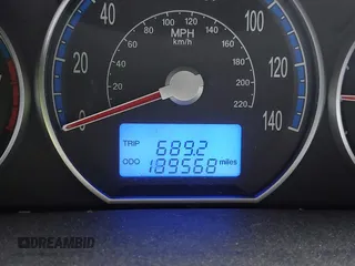 2009 Hyundai Santa Fe GLS z VIN 5NMSG73D19H318041, wystawiony jako IAAI lot #42327007 z przebiegiem 189 568 mil mil oraz . Historia ofert i sprzedaży dostępna na DreamBid. Obrazek 7.