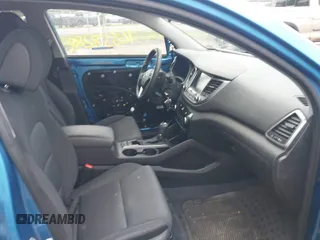 2018 Hyundai Tucson SEL z VIN KM8J3CA4XJU717977, wystawiony jako IAAI lot #42358288 z przebiegiem 121 919 mil mil oraz . Historia ofert i sprzedaży dostępna na DreamBid. Obrazek 5.