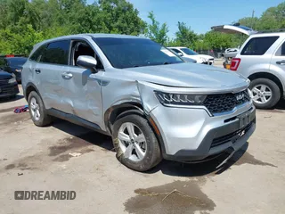 2022 Kia Sorento LX z VIN 5XYRGDLC8NG113406, wystawiony jako IAAI lot #42226699 z przebiegiem 60 848 mil mil oraz . Historia ofert i sprzedaży dostępna na DreamBid. Obrazek 1.