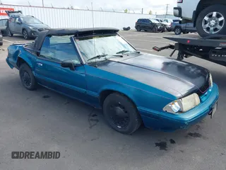 1993 Ford Mustang z VIN 1FACP44M0PF214626, wystawiony jako IAAI lot #42064319 z przebiegiem 39 920 mil mil oraz . Historia ofert i sprzedaży dostępna na DreamBid. Obrazek 1.