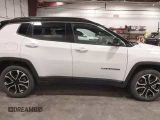 2023 Jeep Compass (RED) Edition z VIN 3C4NJDCN1PT569129, wystawiony jako IAAI lot #42407967 z przebiegiem 22 720 mil mil oraz . Historia ofert i sprzedaży dostępna na DreamBid. Obrazek 13.