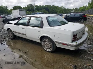 1996 Oldsmobile Cutlass Ciera 1SA VX5 z VIN 1G3AJ55M0T6399357, wystawiony jako Copart lot #60722234 z przebiegiem 128 495 mil mil oraz Szkody całkowita. Historia ofert i sprzedaży dostępna na DreamBid. Obrazek 2.