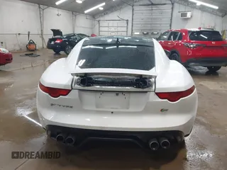 2015 Jaguar F-Type R z VIN SAJWA6DA3FMK21267, wystawiony jako IAAI lot #42116034 z przebiegiem 60 044 mil mil oraz . Historia ofert i sprzedaży dostępna na DreamBid. Obrazek 16.