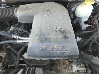 2017 Ram 1500 SLT z VIN 1C6RR6GG0HS676068, wystawiony jako Copart lot #80214855 z przebiegiem 93 180 mil mil oraz Czysty tytuł • Clean title. Historia ofert i sprzedaży dostępna na DreamBid. Obrazek 14.