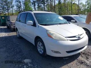 2008 Toyota Sienna XLE with VIN 5TDZK22C58S214124, listed as a IAAI auction lot 41984199 with 272,693 mi miles. Bid and sale history available at carsss.com. Image 1.