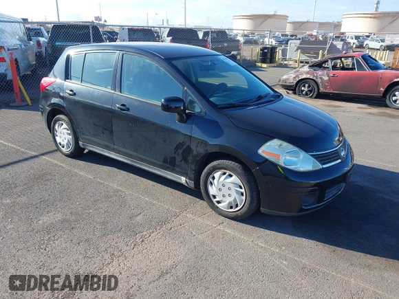 2009 Nissan Versa S z VIN 3N1BC13EX9L363180, wystawiony jako IAAI lot #42510405 z przebiegiem 113 287 mil mil oraz . Historia ofert i sprzedaży dostępna na DreamBid. Obrazek 1.