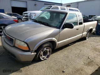2001 GMC Sonoma SLS w/1SG Pkg with VIN 1GTCS19W318106014, listed as a Copart auction lot 42437444 with 152,169 mi miles and Salvage Title. Bid and sale history available at carsss.com. Image 1.