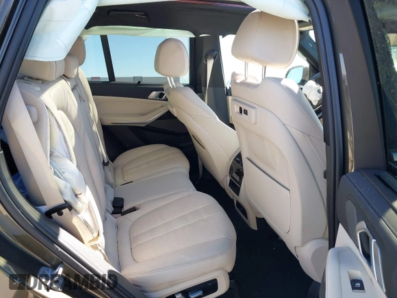 2021 BMW X5 xDrive40i z VIN 5UXCR6C09M9G00150, wystawiony jako IAAI lot #41647528 z przebiegiem Nie podano mil oraz . Historia ofert i sprzedaży dostępna na DreamBid. Obrazek 8.