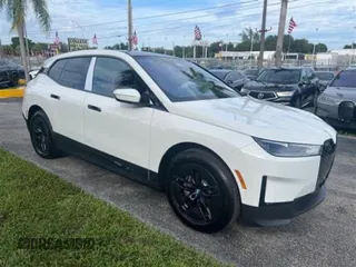 2025 BMW iX xDrive50 z VIN WB523CF08SCS84595, wystawiony jako Copart lot #59615305 z przebiegiem 9 mil mil oraz Szkoda całkowita • Salvage title. Historia ofert i sprzedaży dostępna na DreamBid. Obrazek 1.