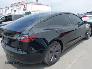 2023 Tesla Model 3 z VIN 5YJ3E1EAXPF604916, wystawiony jako IAAI lot #42461640 z przebiegiem 28 123 mil mil oraz . Historia ofert i sprzedaży dostępna na DreamBid. Obrazek 4.
