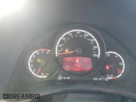 2014 Volkswagen Beetle Entry z VIN 3VWF17AT4EM634714, wystawiony jako Copart lot #83250604 z przebiegiem 133 862 mil mil oraz Szkoda całkowita • Salvage title. Historia ofert i sprzedaży dostępna na DreamBid. Obrazek 9.
