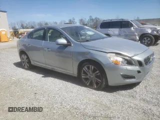 2013 Volvo S60 T6 R-Design Platinum z VIN YV1902FHXD2197960, wystawiony jako Copart lot #48848335 z przebiegiem 104 547 mil mil oraz Szkoda całkowita • Salvage title. Historia ofert i sprzedaży dostępna na DreamBid. Obrazek 4.