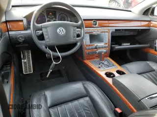 2006 Volkswagen Phaeton z VIN WVWAF03D268002733, wystawiony jako Copart lot #44980475 z przebiegiem 90 539 mil mil oraz Czysty tytuł • Clean title. Historia ofert i sprzedaży dostępna na DreamBid. Obrazek 8.