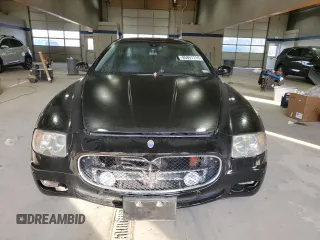 2005 Maserati Quattroporte z VIN ZAMCE39A050015127, wystawiony jako Copart lot #85957714 z przebiegiem 88 278 mil mil oraz Czysty tytuł • Clean title. Historia ofert i sprzedaży dostępna na DreamBid. Obrazek 5.