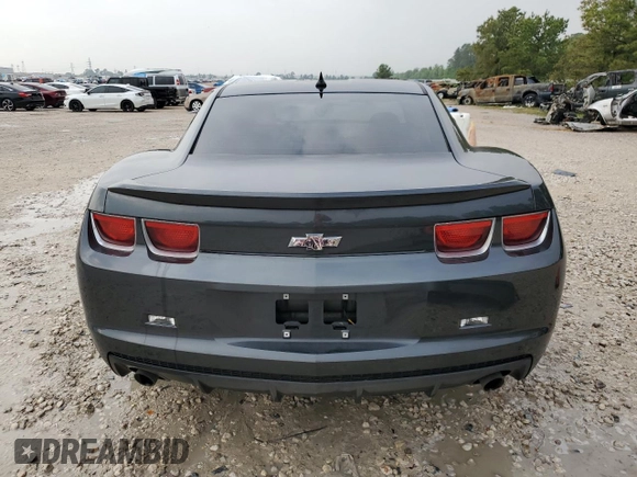 2013 Chevrolet Camaro LS z VIN 2G1FA1E3XD9187283, wystawiony jako Copart lot #53967945 z przebiegiem 146 681 mil mil oraz Czysty tytuł • Clean title. Historia ofert i sprzedaży dostępna na DreamBid. Obrazek 6.