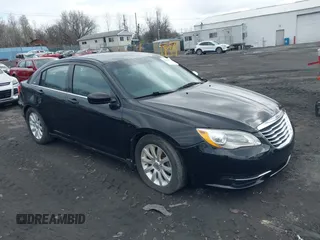 2013 Chrysler 200 Touring z VIN 1C3CCBBB2DN592528, wystawiony jako IAAI lot #41941445 z przebiegiem 60 717 mil mil oraz . Historia ofert i sprzedaży dostępna na DreamBid. Obrazek 1.