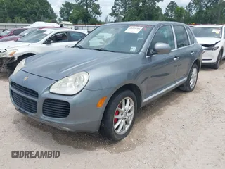 2005 Porsche Cayenne Turbo z VIN WP1AC29P25LA90019, wystawiony jako IAAI lot #42295764 z przebiegiem 164 927 mil mil oraz . Historia ofert i sprzedaży dostępna na DreamBid. Obrazek 2.