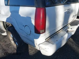2000 Cadillac Escalade z VIN 1GYEK63R2YR230105, wystawiony jako IAAI lot #41575390 z przebiegiem 258 152 mil mil oraz . Historia ofert i sprzedaży dostępna na DreamBid. Obrazek 12.