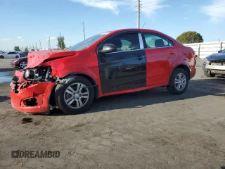 2015 Chevrolet Sonic LT z VIN 1G1JC5SH3F4176465, wystawiony jako Copart lot #50882295 z przebiegiem 76 029 mil mil oraz Szkody całkowita. Historia ofert i sprzedaży dostępna na DreamBid. Obrazek 1.