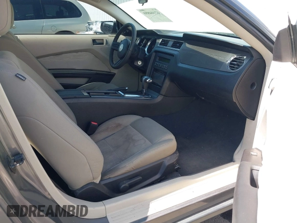 2011 Ford Mustang V6 z VIN 1ZVBP8AMXB5105751, wystawiony jako IAAI lot #42104899 z przebiegiem 70 178 mil mil oraz . Historia ofert i sprzedaży dostępna na DreamBid. Obrazek 5.