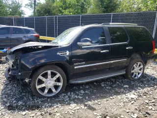 2011 Cadillac Escalade Luxury z VIN 1GYS4BEF1BR220973, wystawiony jako Copart lot #55957885 z przebiegiem 201 287 mil mil oraz Szkoda całkowita • Salvage title. Historia ofert i sprzedaży dostępna na DreamBid. Obrazek 1.