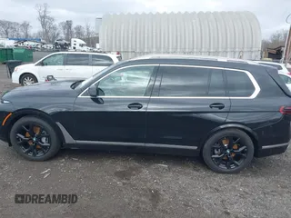 2025 BMW X7 xDrive40i z VIN 5UX23EM01S9Y67220, wystawiony jako IAAI lot #41722504 z przebiegiem 7 522 mil mil oraz . Historia ofert i sprzedaży dostępna na DreamBid. Obrazek 14.