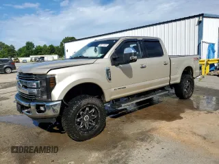 2017 Ford F-250 Lariat z VIN 1FT7W2BT1HEB34739, wystawiony jako Copart lot #55611065 z przebiegiem 163 192 mil mil oraz Szkoda całkowita • Salvage title. Historia ofert i sprzedaży dostępna na DreamBid. Obrazek 1.