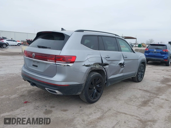 2024 Volkswagen Atlas SE z VIN 1V2JR2CA1RC537982, wystawiony jako IAAI lot #41429786 z przebiegiem 33 846 mil mil oraz . Historia ofert i sprzedaży dostępna na DreamBid. Obrazek 4.