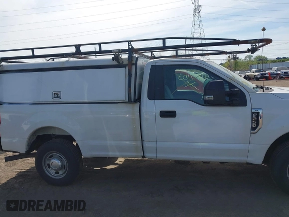 2018 Ford F-250 XL z VIN 1FTBF2A60JEC83073, wystawiony jako IAAI lot #41897105 z przebiegiem 115 228 mil mil oraz . Historia ofert i sprzedaży dostępna na DreamBid. Obrazek 13.
