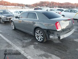 2018 Chrysler 300 Touring z VIN 2C3CCAAG4JH316993, wystawiony jako IAAI lot #41323733 z przebiegiem 59 595 mil mil oraz . Historia ofert i sprzedaży dostępna na DreamBid. Obrazek 3.