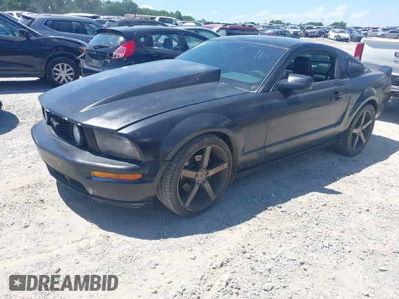 2005 Ford Mustang GT Deluxe z VIN 1ZVFT82H255119937, wystawiony jako IAAI lot #42342433 z przebiegiem 149 435 mil mil oraz . Historia ofert i sprzedaży dostępna na DreamBid. Obrazek 2.