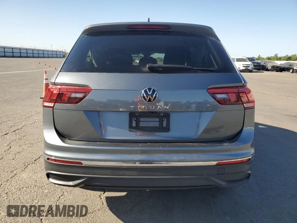 2023 Volkswagen Tiguan S z VIN 3VVRB7AXXPM133914, wystawiony jako Copart lot #61831495 z przebiegiem 46 450 mil mil oraz Szkoda całkowita • Salvage title. Historia ofert i sprzedaży dostępna na DreamBid. Obrazek 6.