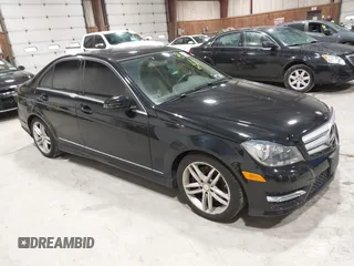 2013 Mercedes-Benz C 300 Sport z VIN WDDGF8AB6DR292594, wystawiony jako IAAI lot #42301140 z przebiegiem 76 914 mil mil oraz . Historia ofert i sprzedaży dostępna na DreamBid. Obrazek 1.