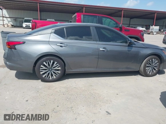2024 Nissan Altima SV z VIN 1N4BL4DV4RN322031, wystawiony jako IAAI lot #42503600 z przebiegiem 42 521 mil mil oraz . Historia ofert i sprzedaży dostępna na DreamBid. Obrazek 13.