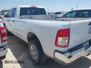 2022 Ram 2500 Tradesman z VIN 3C6UR5HJ7NG351676, wystawiony jako IAAI lot #42728688 z przebiegiem 90 318 mil mil oraz . Historia ofert i sprzedaży dostępna na DreamBid. Obrazek 3.