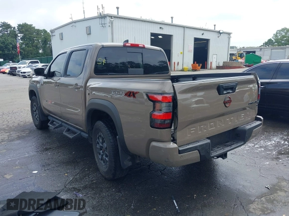 2024 Nissan Frontier Pro-4X z VIN 1N6ED1EK0RN644461, wystawiony jako IAAI lot #42618837 z przebiegiem 18 179 mil mil oraz . Historia ofert i sprzedaży dostępna na DreamBid. Obrazek 3.