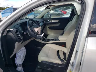 2021 Volvo XC40 Momentum z VIN YV4AC2HK5M2425721, wystawiony jako Copart lot #69815252 z przebiegiem 21 888 mil mil oraz . Historia ofert i sprzedaży dostępna na DreamBid. Obrazek 7.